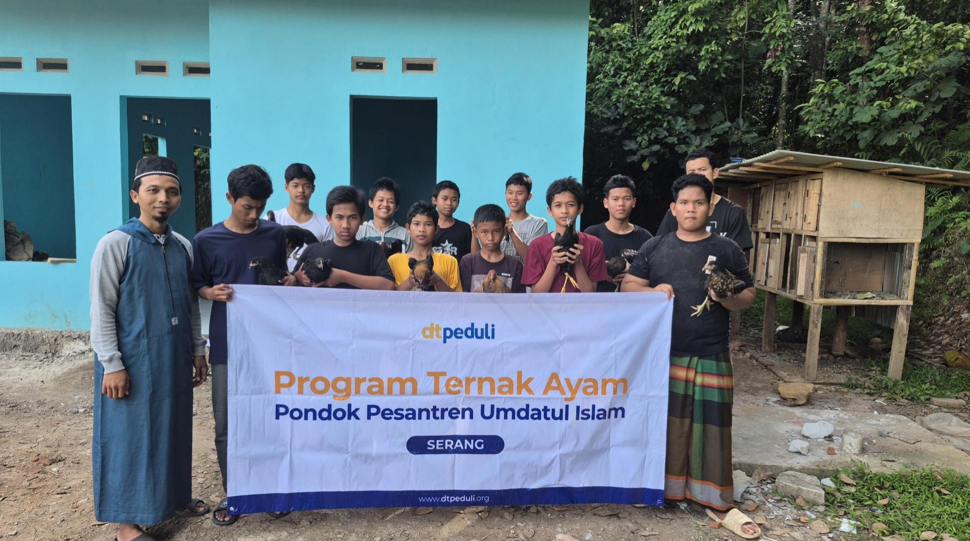 DT Peduli Serang Salurkan Bantuan Ternak Ayam untuk Kemandirian Santri di Serang