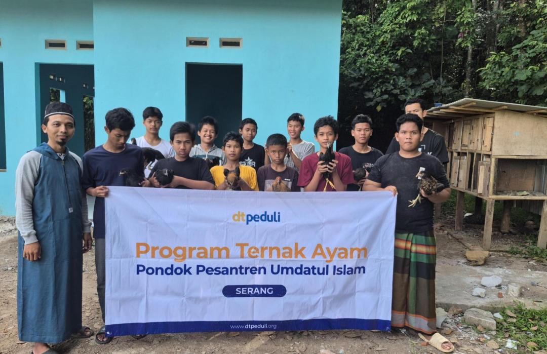 DT Peduli Serang Salurkan Bantuan Ternak Ayam untuk Kemandirian Santri di Serang