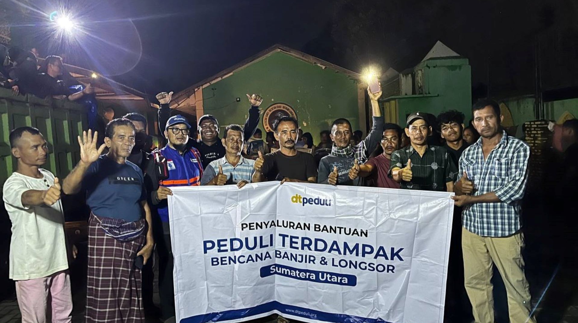 Bantuan Menembus Banjir Tanjung Pura, Haru Warnai Pertemuan Relawan dan Penyintas