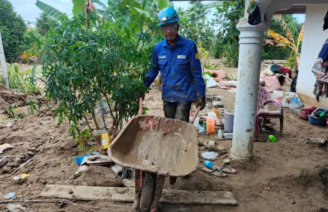 DT Peduli dan Warga Bersinergi Bersihkan Lumpur Tebal di Rumah Korban Banjir Pidie Jaya