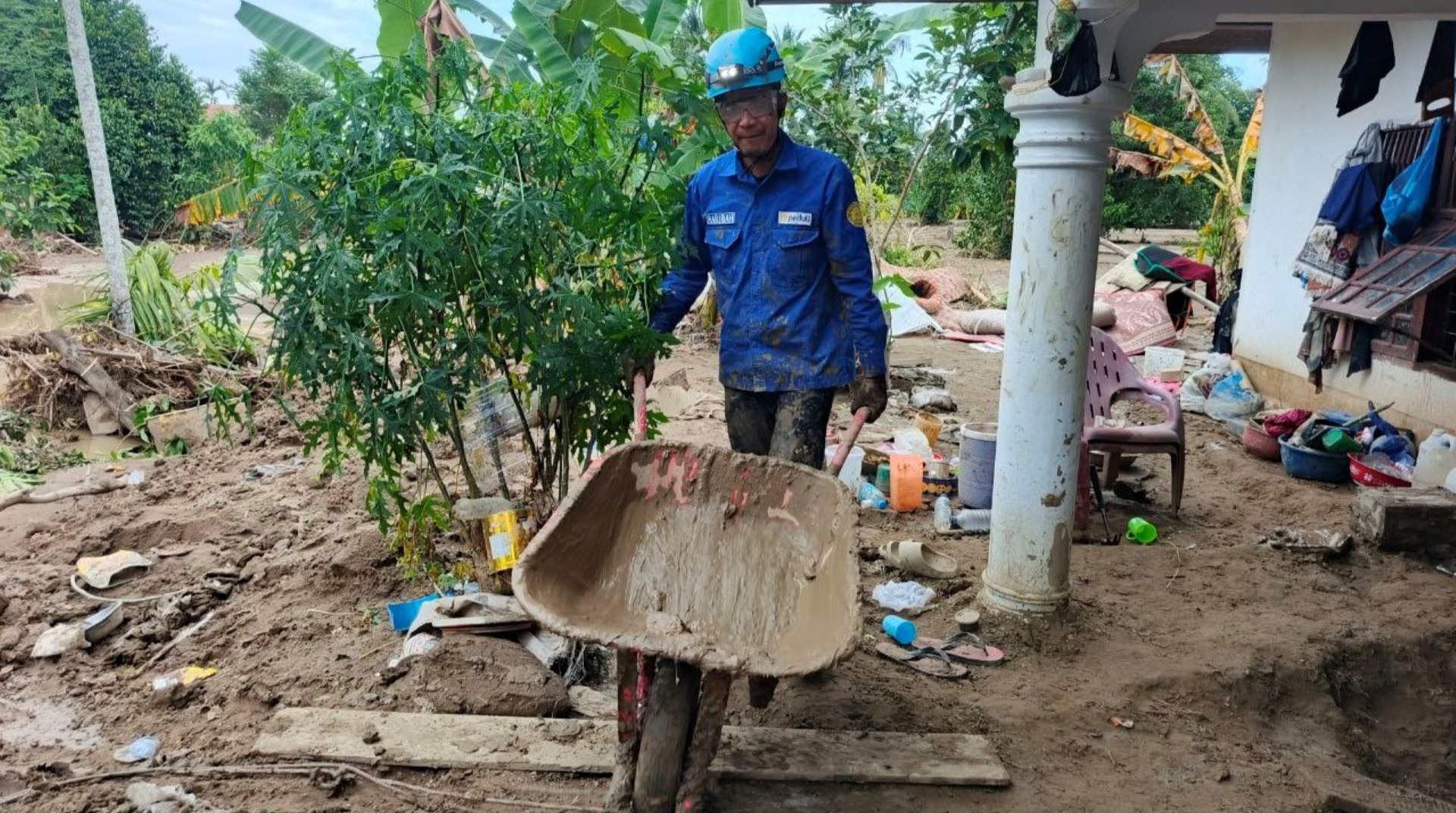 DT Peduli dan Warga Bersinergi Bersihkan Lumpur Tebal di Rumah Korban Banjir Pidie Jaya