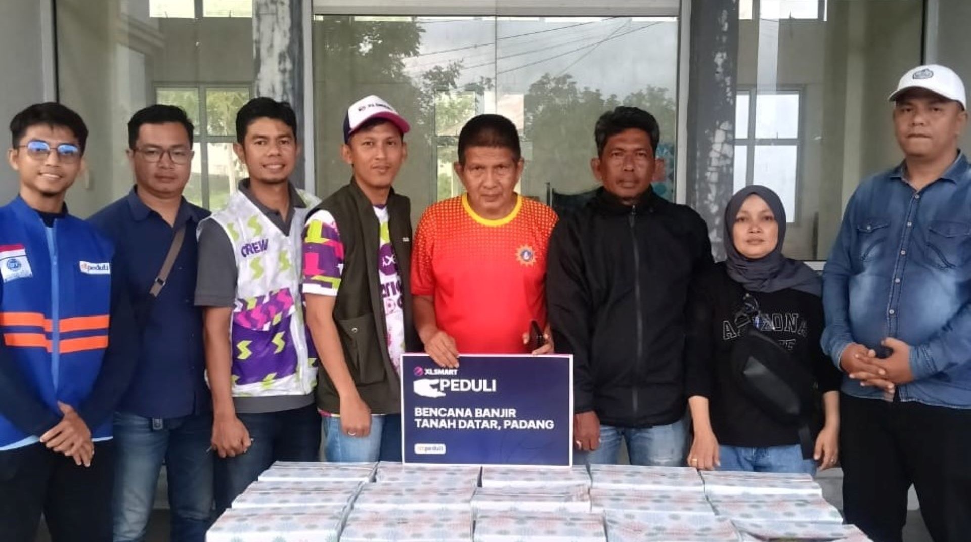 XL Smart dan DT Peduli Salurkan 40 Paket Sembako untuk Warga Malalo yang Terdampak Bencana di Tanah Datar 