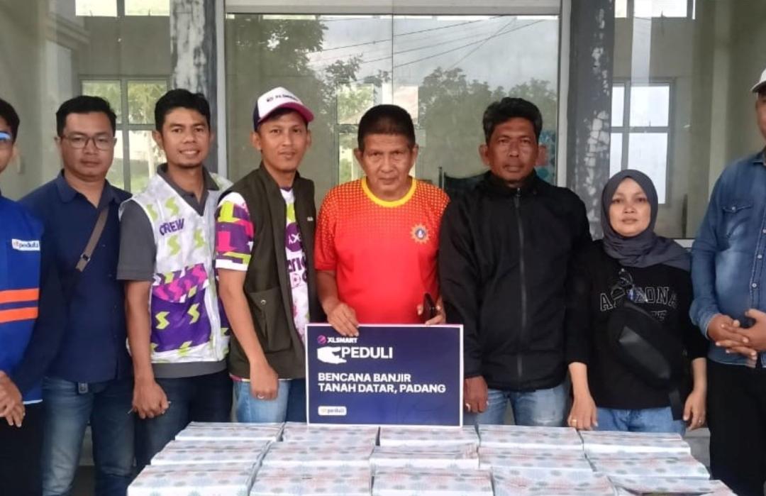 XL Smart dan DT Peduli Salurkan 40 Paket Sembako untuk Warga Malalo yang Terdampak Bencana di Tanah Datar 