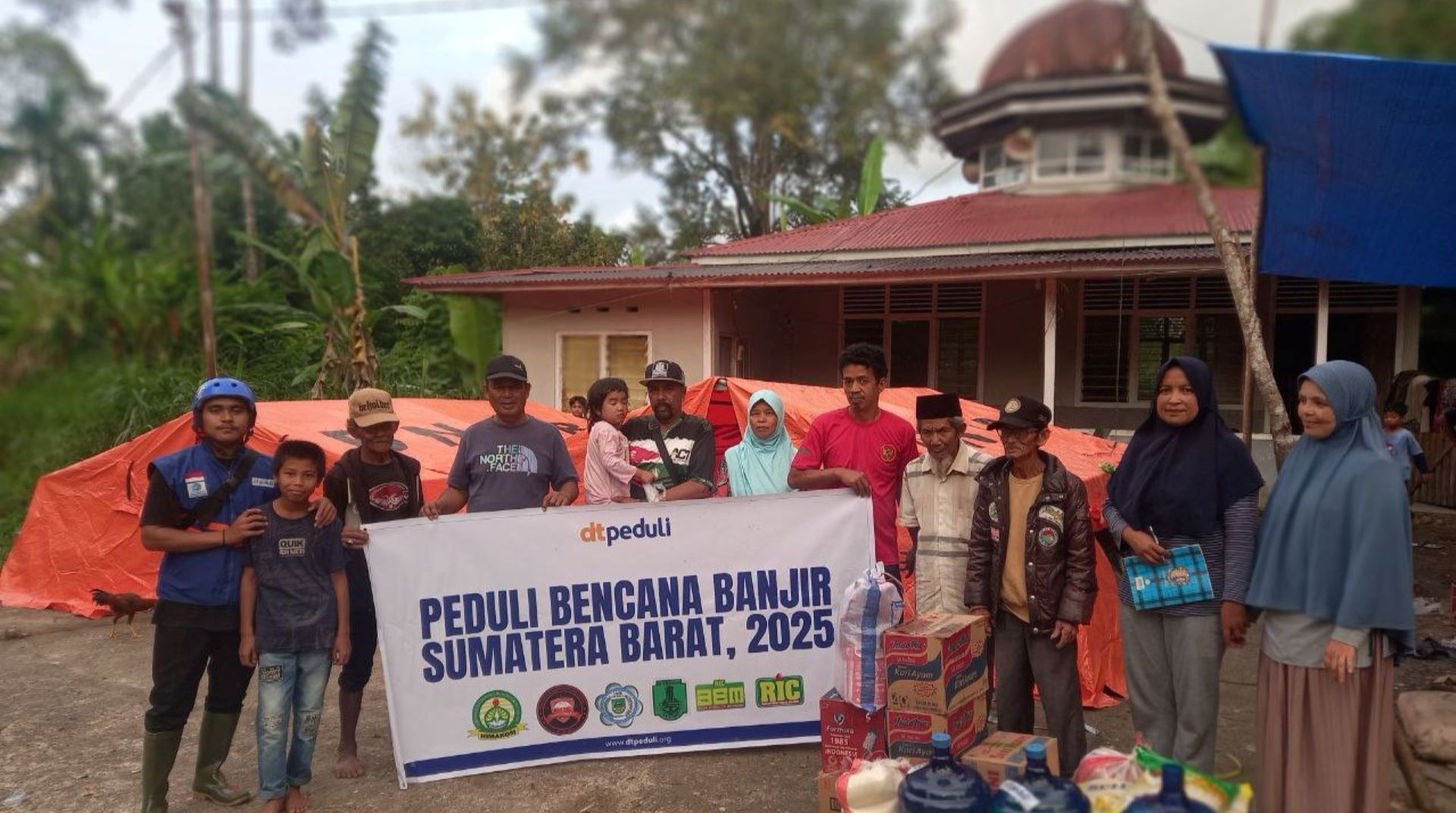 DT Peduli Sumbar Salurkan Bantuan Darurat untuk 793 Warga Terdampak di Agam 