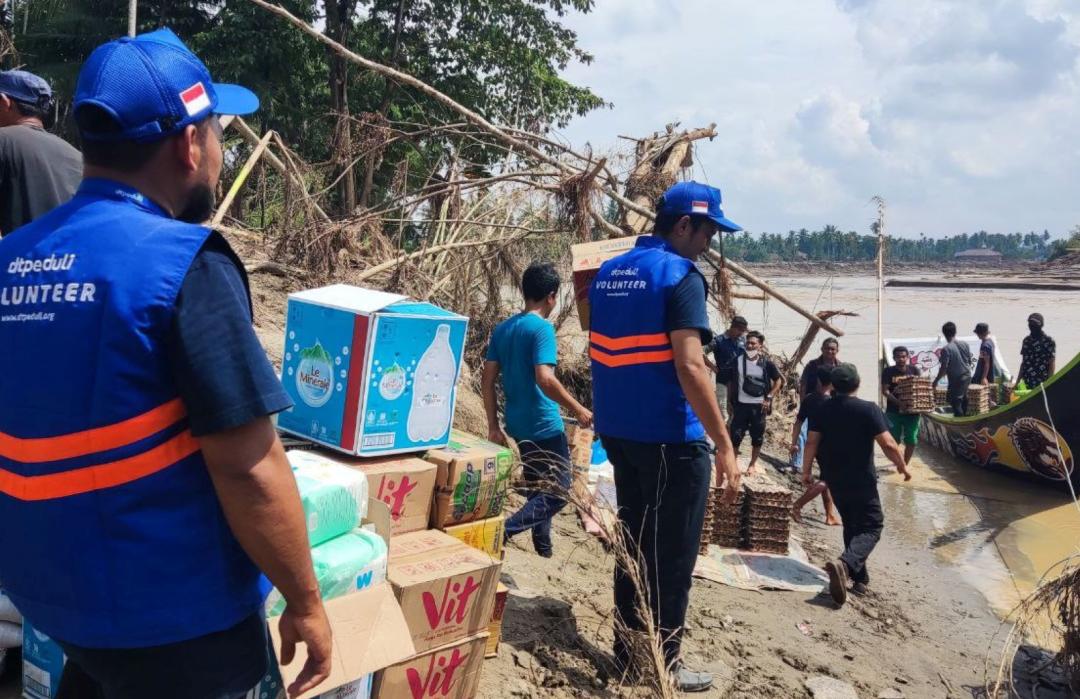 Akses Terputus, DT Peduli Aceh Salurkan Bantuan untuk 743 Keluarga Terdampak Banjir di Pante Baro 