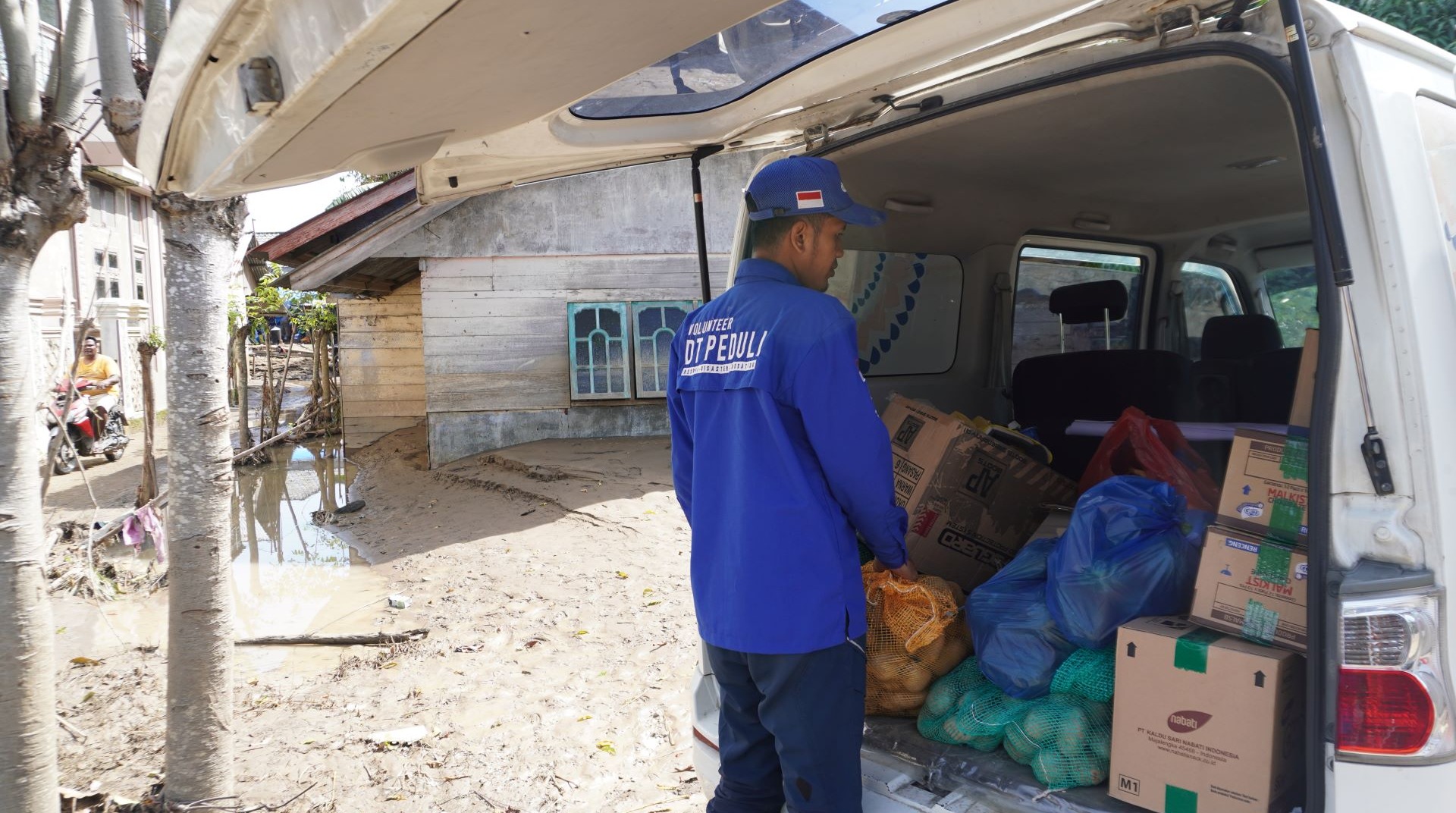 Pengungsi Terlalu Sering Konsumsi Mi Instan, DT Peduli Hadirkan Menu Sayur Mayur