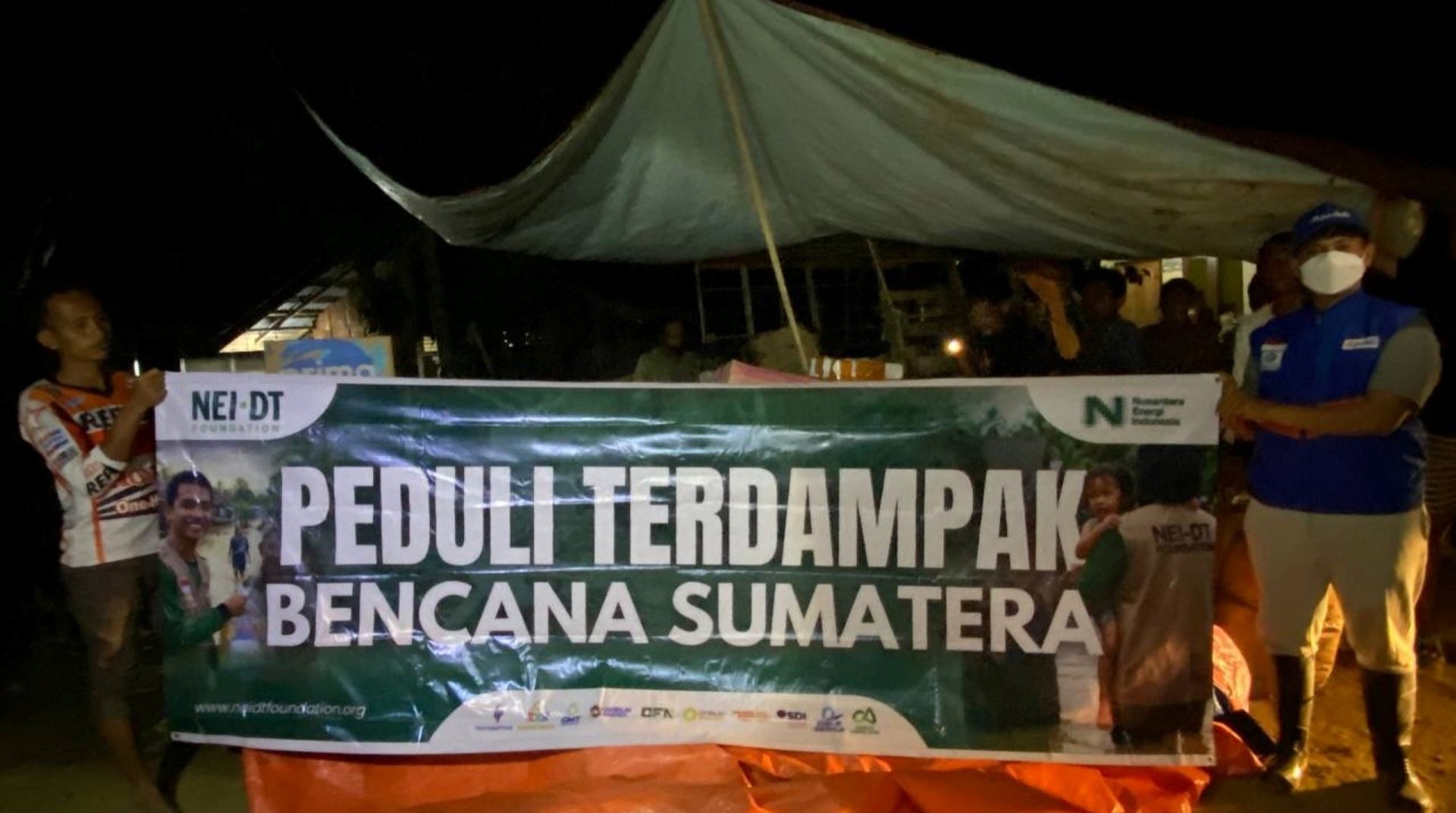 Hadapi Lumpur Setebal Lutut, PT NEI dan DT Peduli Salurkan Bantuan Sembako ke Desa Terisolasi di Aceh Tamiang