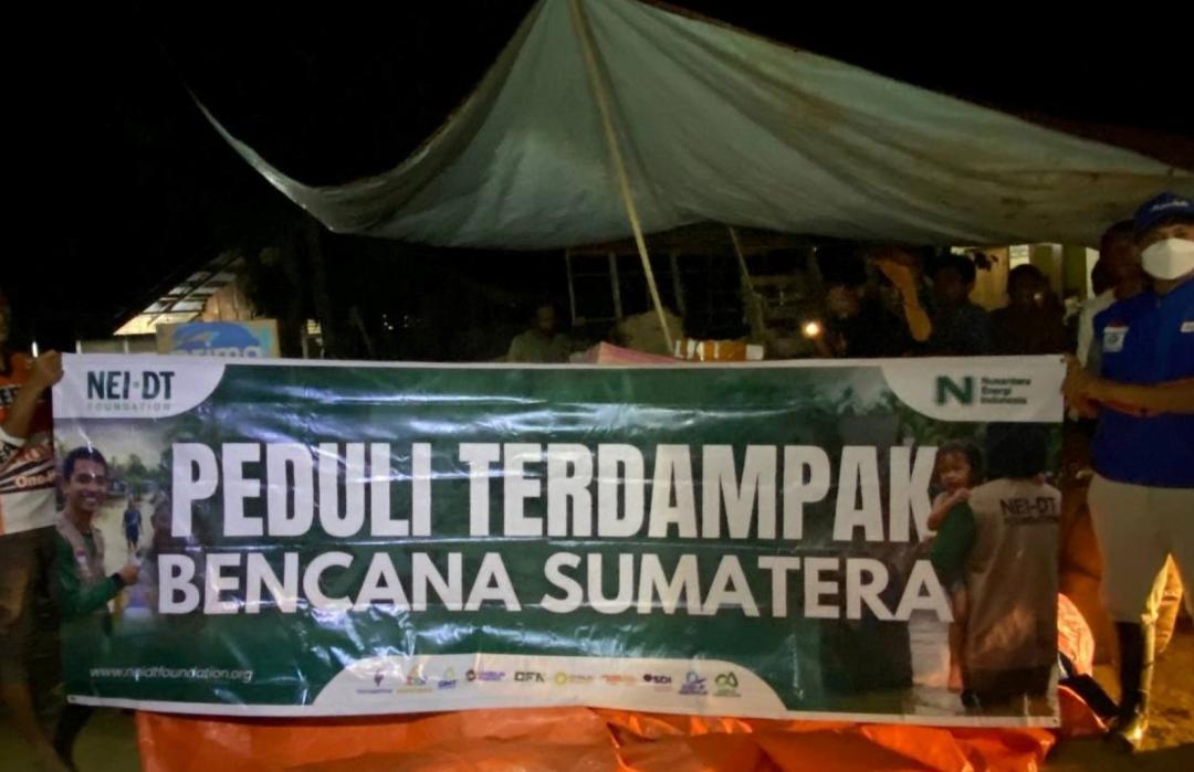 Hadapi Lumpur Setebal Lutut, PT NEI dan DT Peduli Salurkan Bantuan Sembako ke Desa Terisolasi di Aceh Tamiang