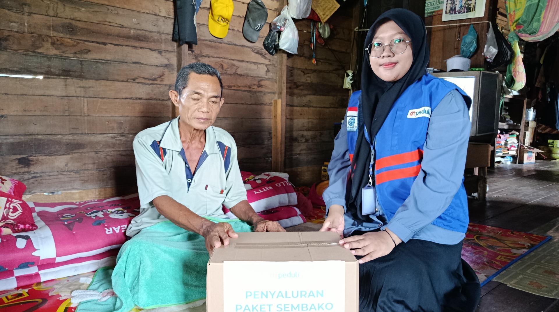 DT Peduli Kalsel Salurkan Paket Sembako kepada Warga Rentan di Berangas