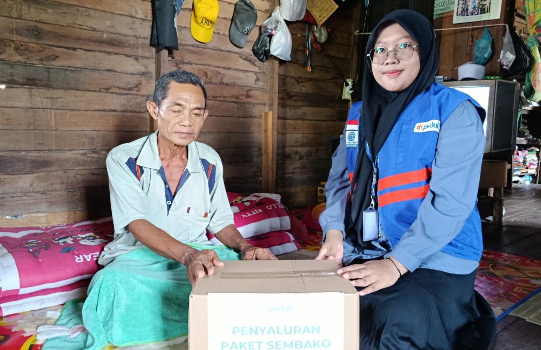 DT Peduli Kalsel Salurkan Paket Sembako kepada Warga Rentan di Berangas