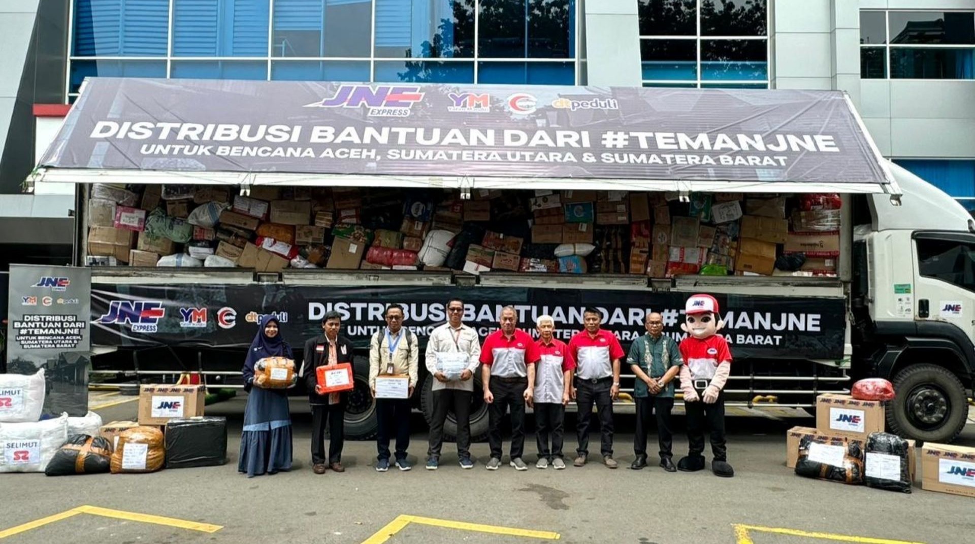 DT Peduli dan JNE Berangkatkan 500 Ton Bantuan untuk Penyintas Banjir dan Longsor di Sumatera