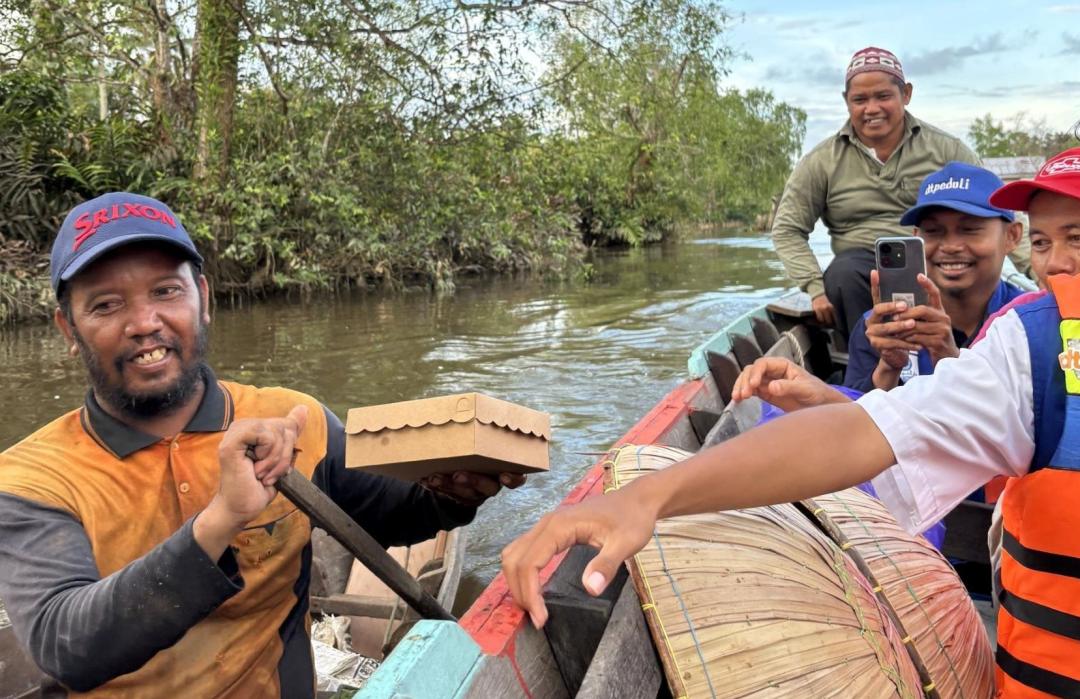 Jangkau Pelosok, DT Peduli Kalsel Salurkan 150 Nasi Kotak di Desa Kanoko Barito Kuala
