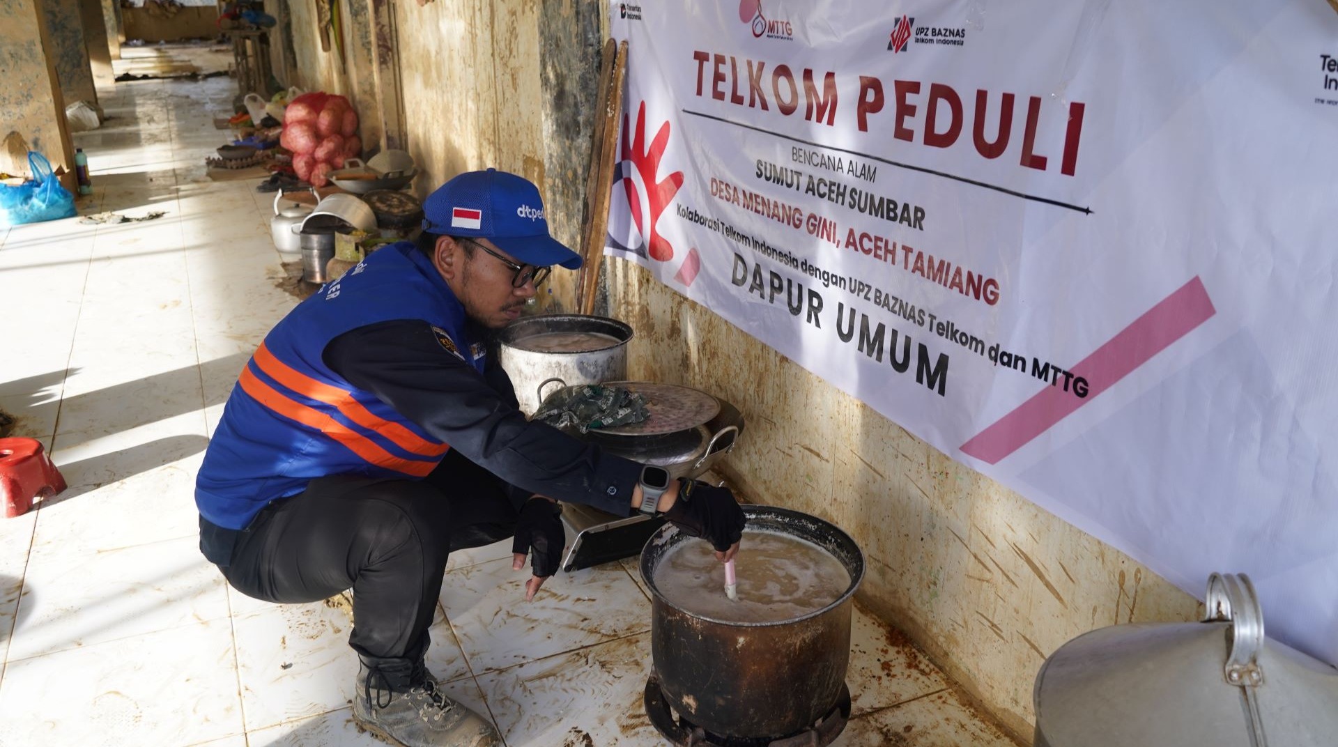 Warga Aceh Tamiang Terpaksa Konsumsi Beras Berlumpur, DT Peduli dan Telkom Dirikan Dapur Umum 