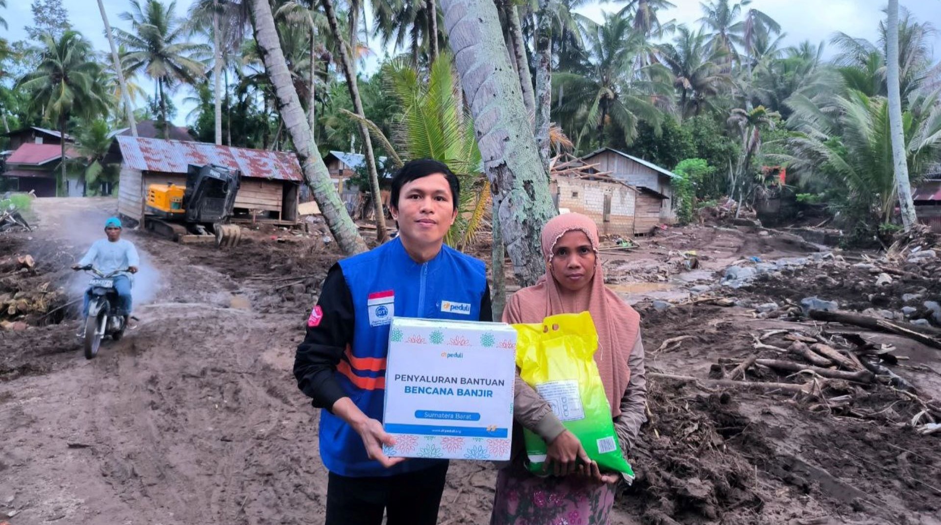 Hadapi Banjir dan Longsor, DT Peduli Salurkan Paket Sembako ke Dua Nagari di Kabupaten Solok 