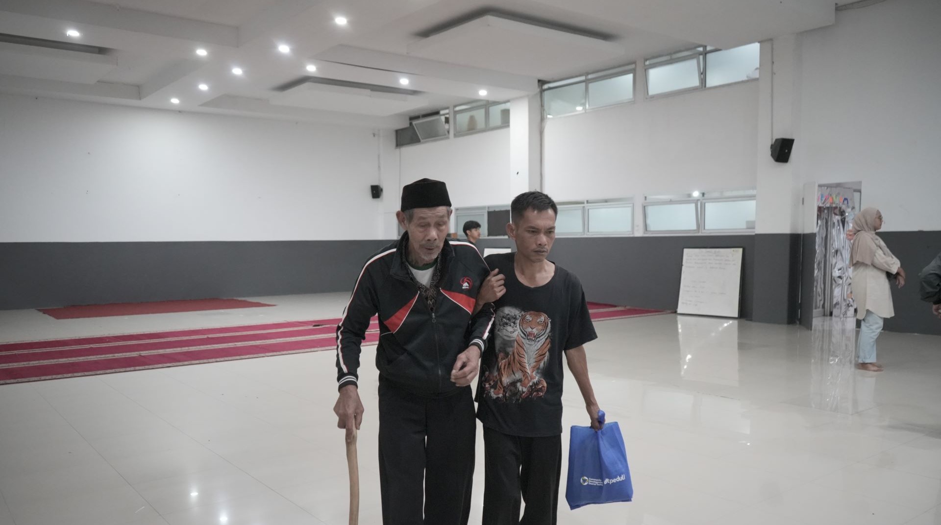 Hadirkan Keberkahan Milad DT ke-35, DT Peduli Salurkan 500 Paket Sembako 