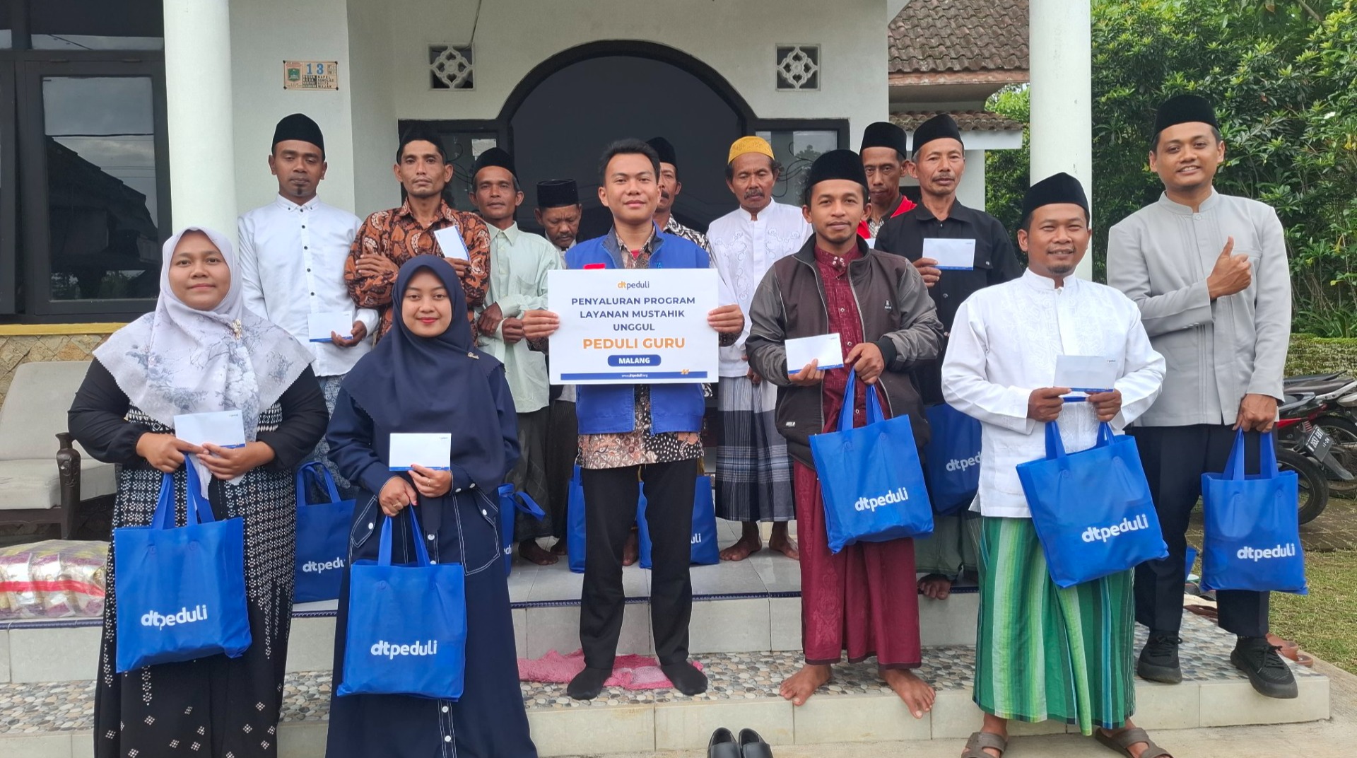 DT Peduli Malang Bagikan Santunan dan Sembako untuk Guru Ngaji di Wajak Malang