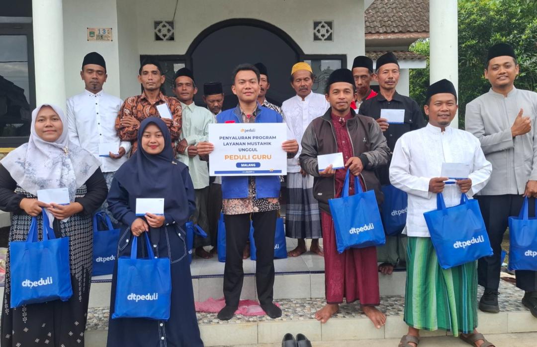 DT Peduli Malang Bagikan Santunan dan Sembako untuk Guru Ngaji di Wajak Malang