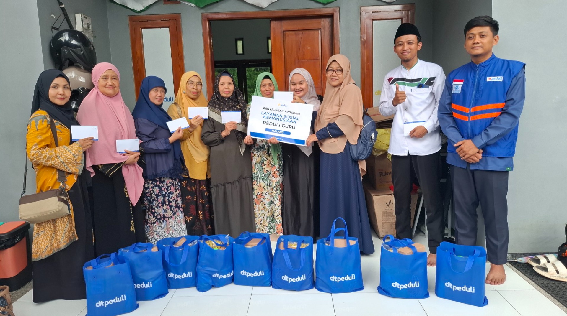 Peringati Hari Guru, DT Peduli Malang Salurkan Sembako dan Santunan untuk Guru Ngaji di Polehan