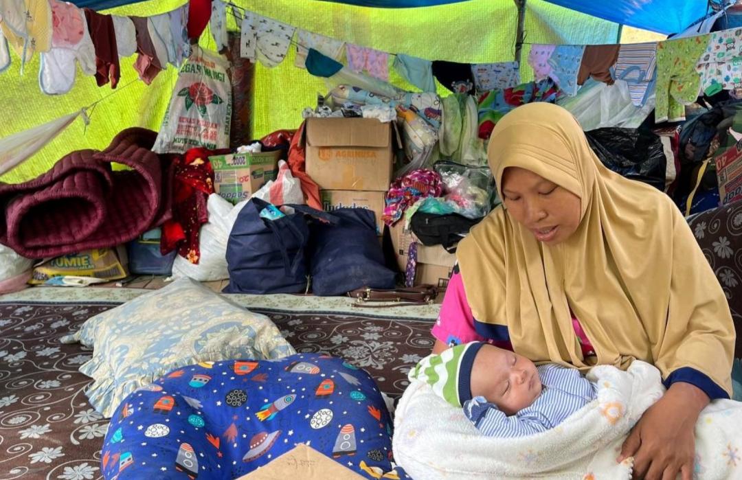 Tangisan Bayi dan Keteguhan Ibu Muda di Tenda Pengungsian Rantau Bintang 