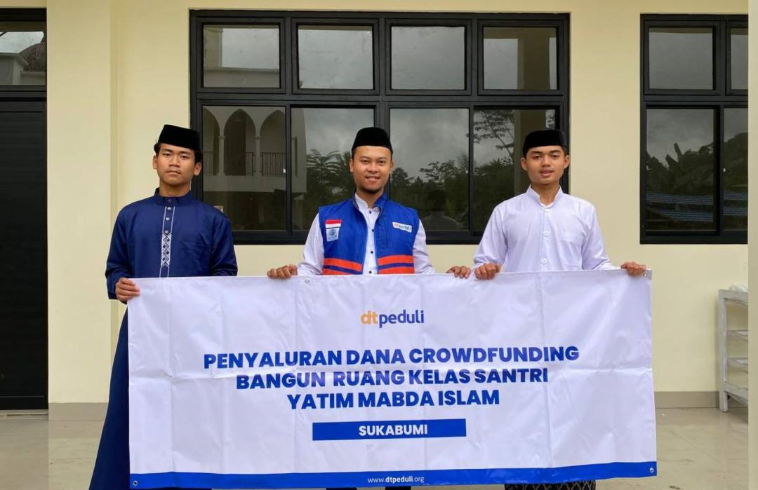Wujudkan Kelas Layak, DT Peduli Sukabumi Salurkan Dana Crowdfunding ke Ponpes Mabda Islam 