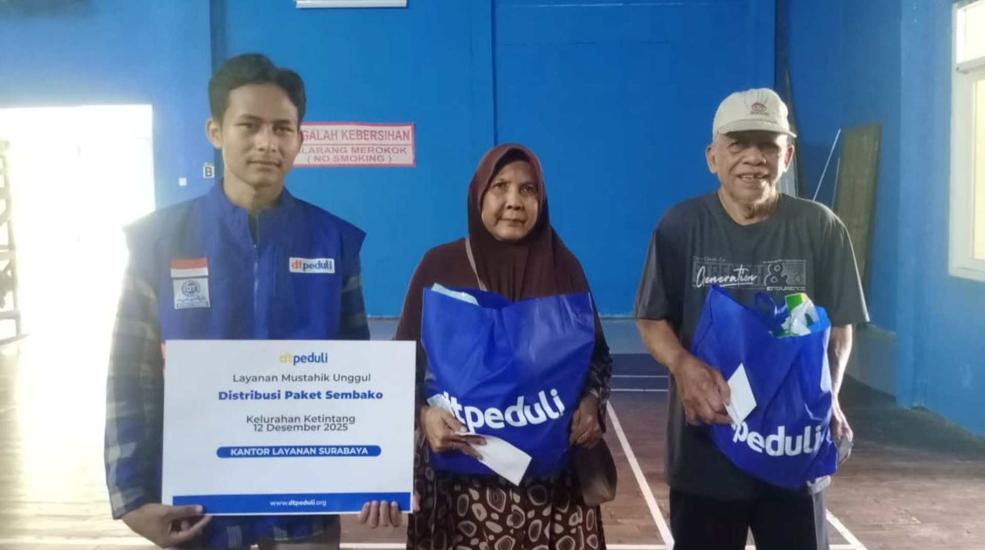 Gandeng Kelurahan Ketintang, DT Peduli Salurkan Puluhan Paket Sembako untuk Lansia dan Keluarga Rentan 