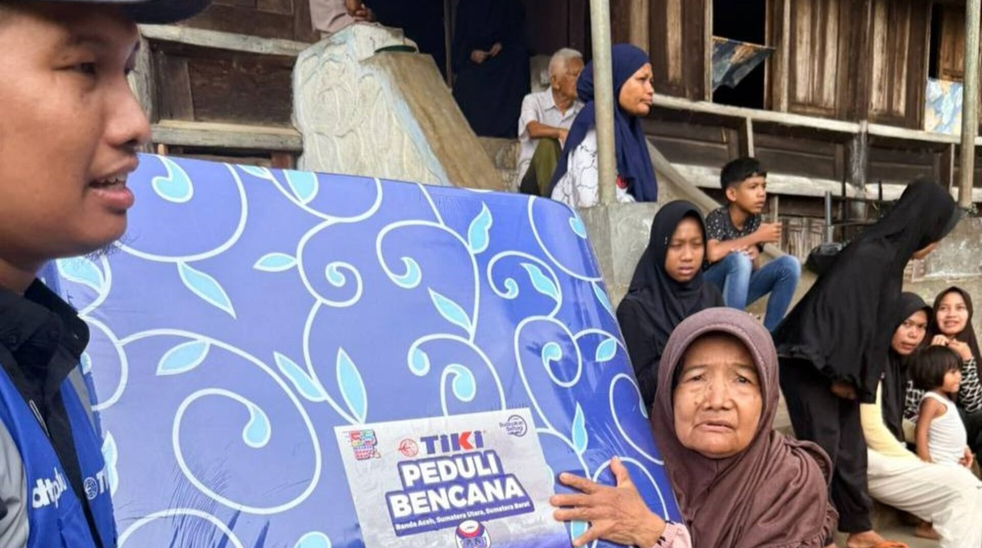 DT Peduli Sumbar Salurkan Paket Peduli Bencana dari TIKI di Jorong Labuah, Agam 