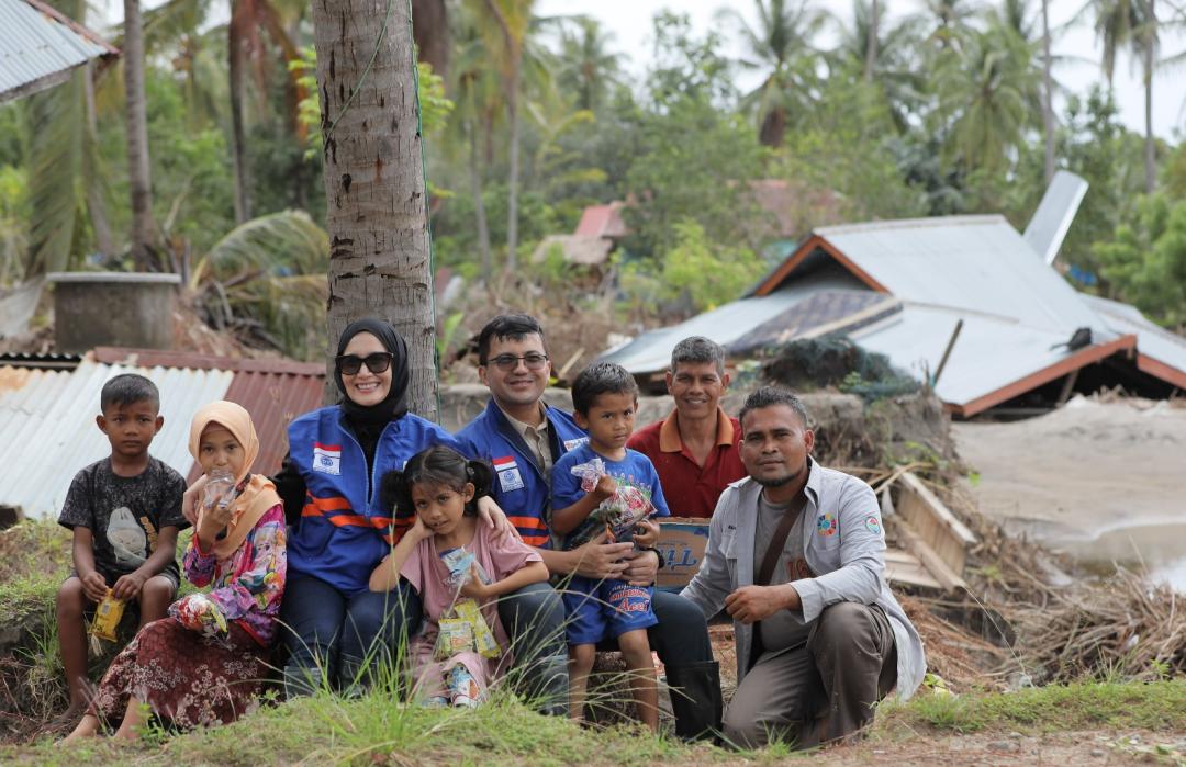 DT Peduli Bersama Sahrul Gunawan dan Dine Mutiara Salurkan 350 Paket Bantuan di Dua Desa Bireuen 