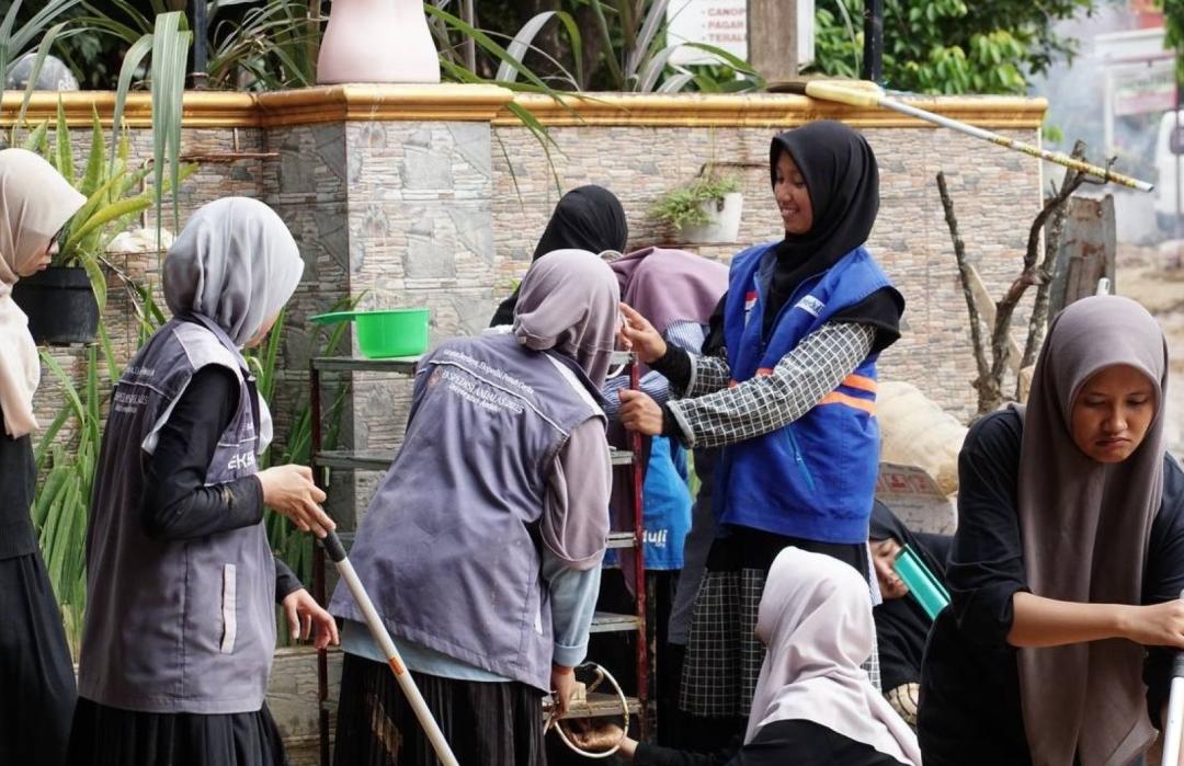 Pascabencana Sumbar, DT Peduli dan M Foundation Gelar Aksi Bersih Masjid Nurul Yaqin 