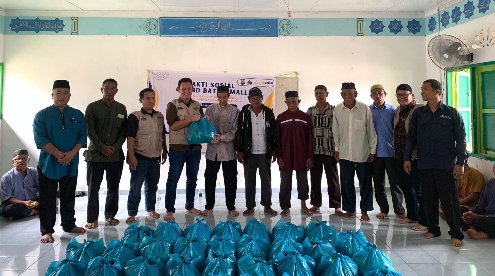 Sinergi Akhir Tahun, Masjid Al Afdhal Grand Batam Mall dan DT Peduli Salurkan Sembako di Pulau Terong 