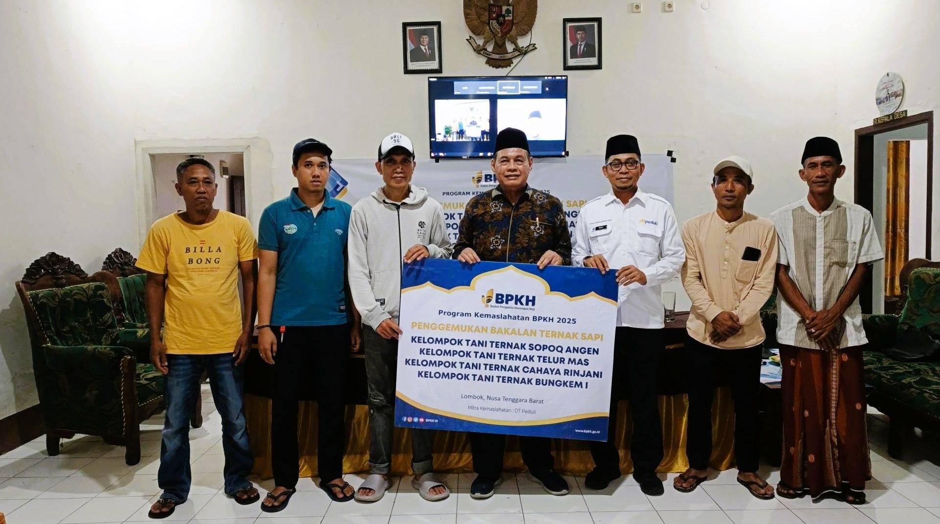 Program Kemaslahatan BPKH, BPKH dan DT Peduli Serahkan Bantuan Penggemukan Sapi di Lombok Tengah 