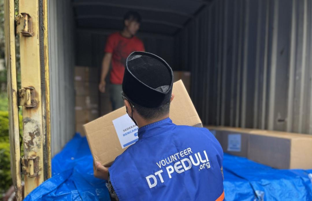Menjemput Cahaya di Tengah Reruntuhan, DT Peduli Kirimkan 6 Ton Al-Qur'an untuk Korban Bencana Sumatera 