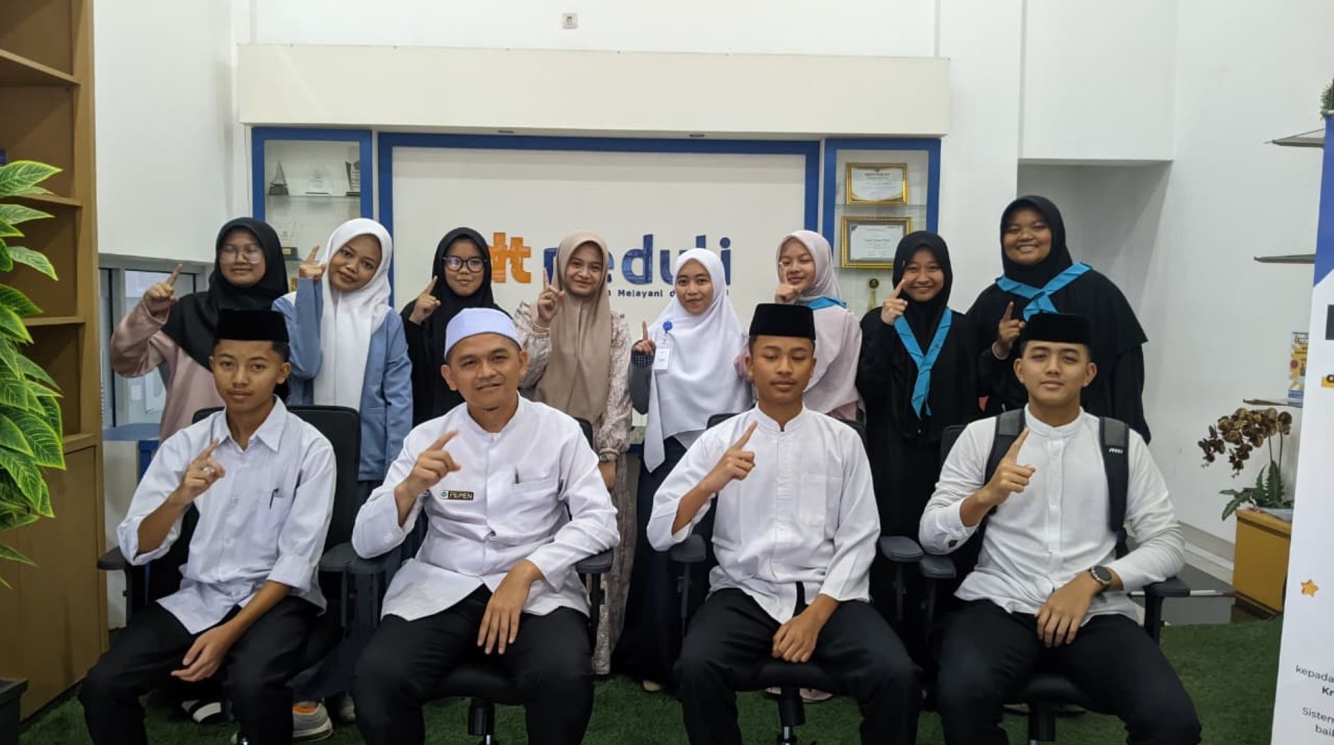 Bentuk Karakter Generasi Berdaya, DT Peduli Bandung Gelar Pembinaan Rutin bagi Pelajar Penerima Beasiswa 