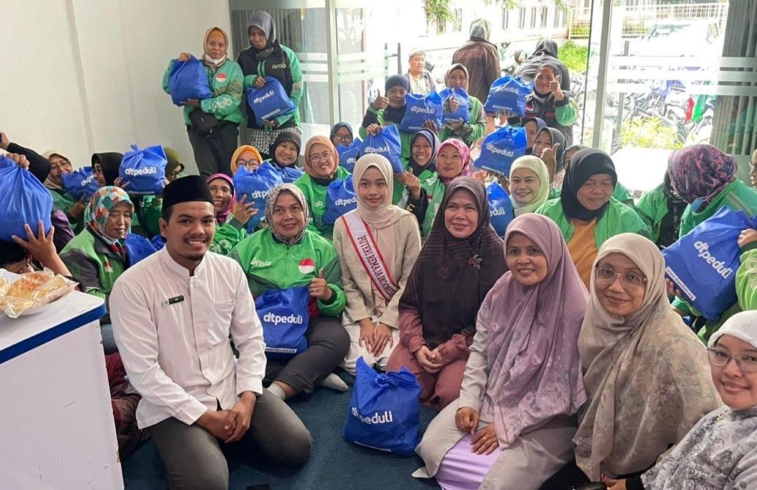Bersama Runner Up 5 Puteri Remaja Indonesia, DT Peduli Depok Salurkan Fidyah untuk Komunitas Ojek Online 