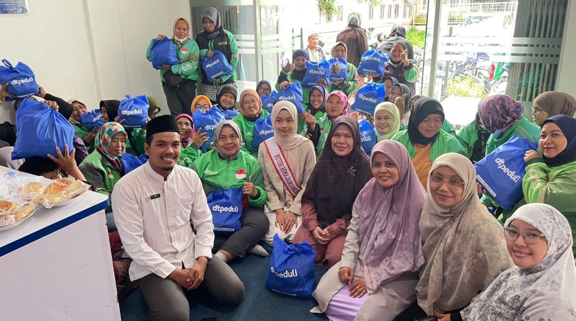 Bersama Runner Up 5 Puteri Remaja Indonesia, DT Peduli Depok Salurkan Fidyah untuk Komunitas Ojek Online 