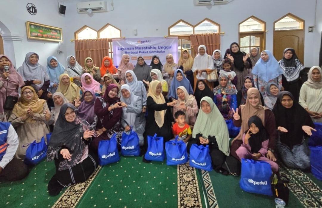 Ringankan Beban Warga, DT Peduli Depok Salurkan 60 Paket Sembako di Cisalak Pasar 