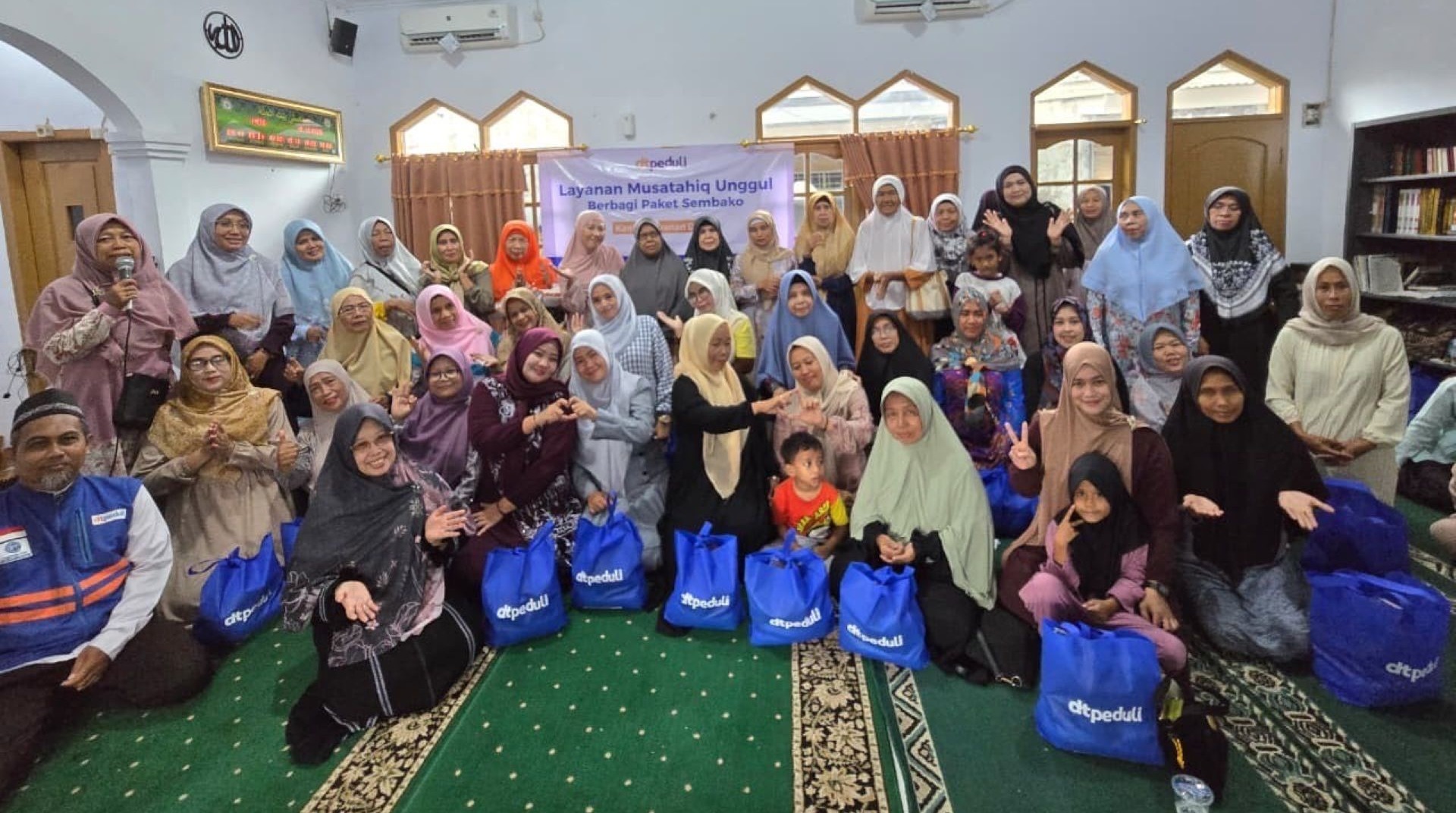 Ringankan Beban Warga, DT Peduli Depok Salurkan 60 Paket Sembako di Cisalak Pasar 