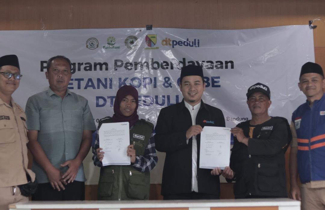 Bangun Kemandirian Petani, DT Peduli Bandung Resmikan Program Pemberdayaan Kopi dan Cabe Gendot Mekarsari 