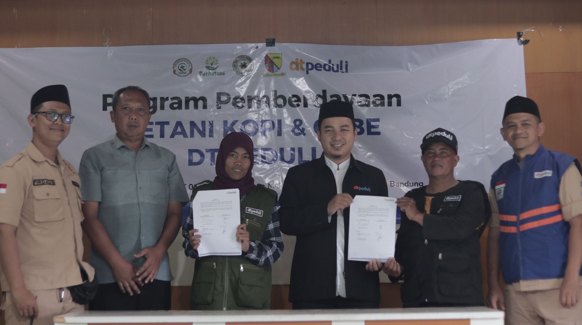 Bangun Kemandirian Petani, DT Peduli Bandung Resmikan Program Pemberdayaan Kopi dan Cabe Gendot Mekarsari 