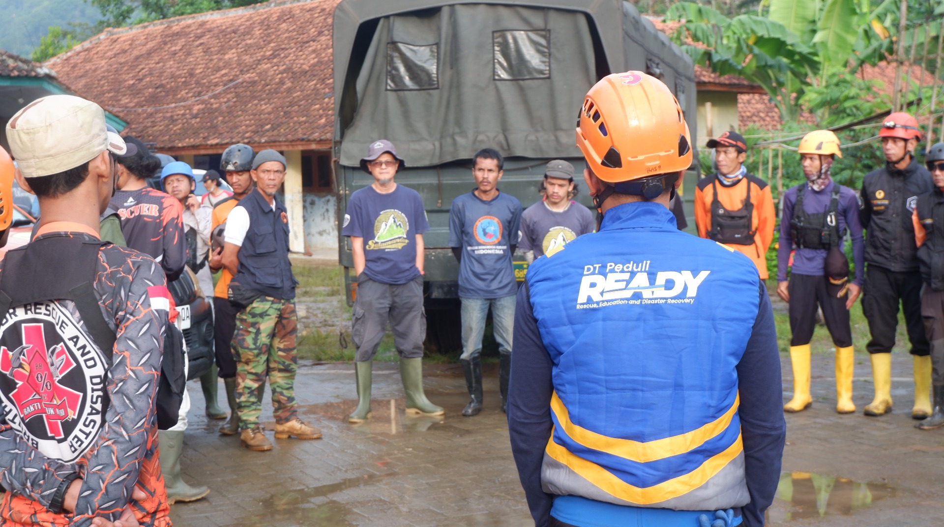 DT Peduli Ready Membagikan Makanan Gratis di Lokasi Terdampak Bencana Bandung Barat