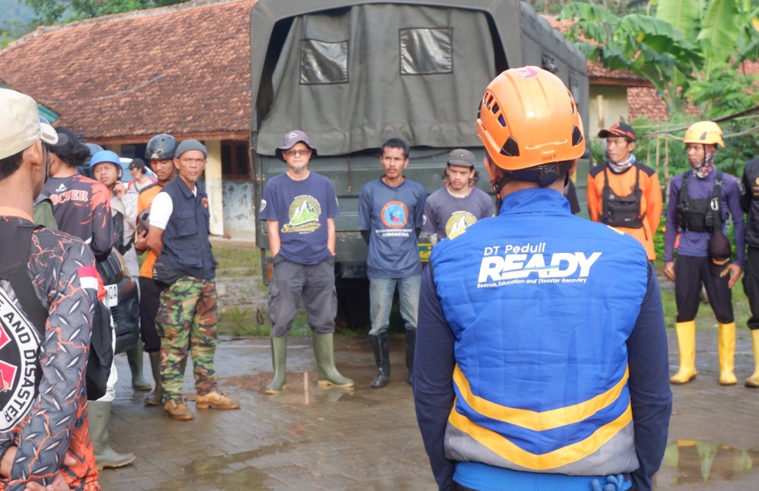 DT Peduli Ready Membagikan Makanan Gratis di Lokasi Terdampak Bencana Bandung Barat