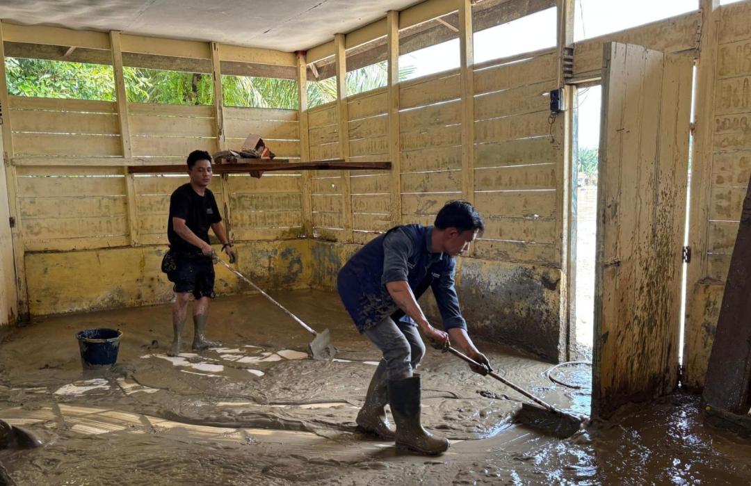 DT Peduli Sumut Bersama PT Telkom Indonesia Bersihkan Lumpur Pascabanjir di Mushala Al-Qautsar 