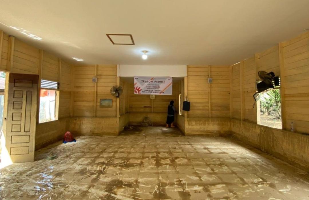 Lumpur Menutup Lantai, Tapi Tak Pernah Menutup Iman 