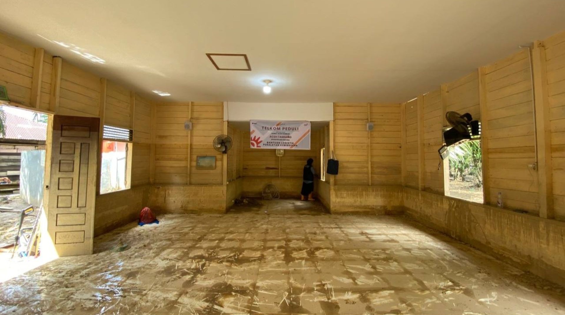 Lumpur Menutup Lantai, Tapi Tak Pernah Menutup Iman 