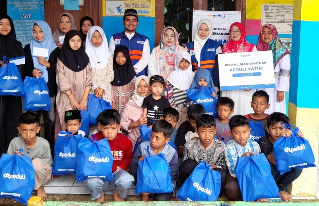 Peduli Yatim, DT Peduli Cianjur Salurkan Bantuan Peduli Yatim di Desa Cirumput 
