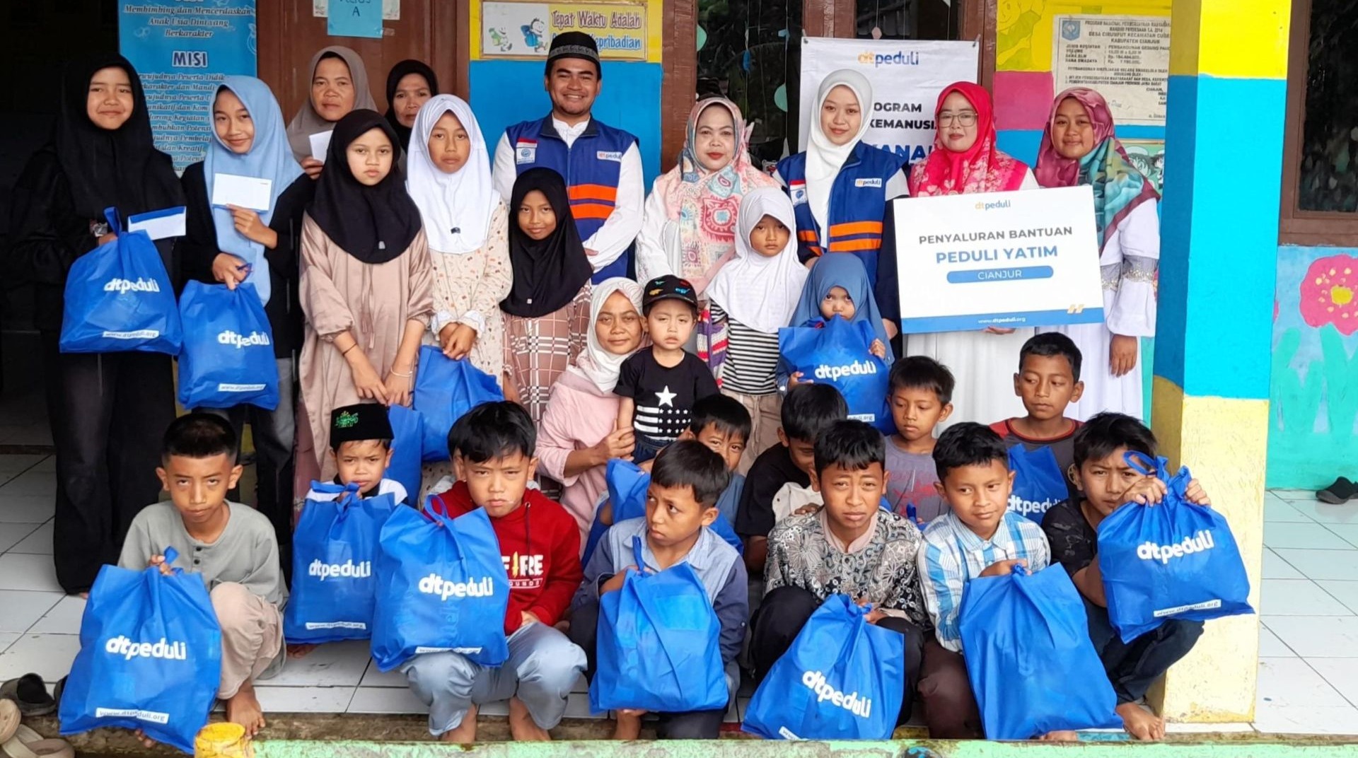Peduli Yatim, DT Peduli Cianjur Salurkan Bantuan Peduli Yatim di Desa Cirumput 