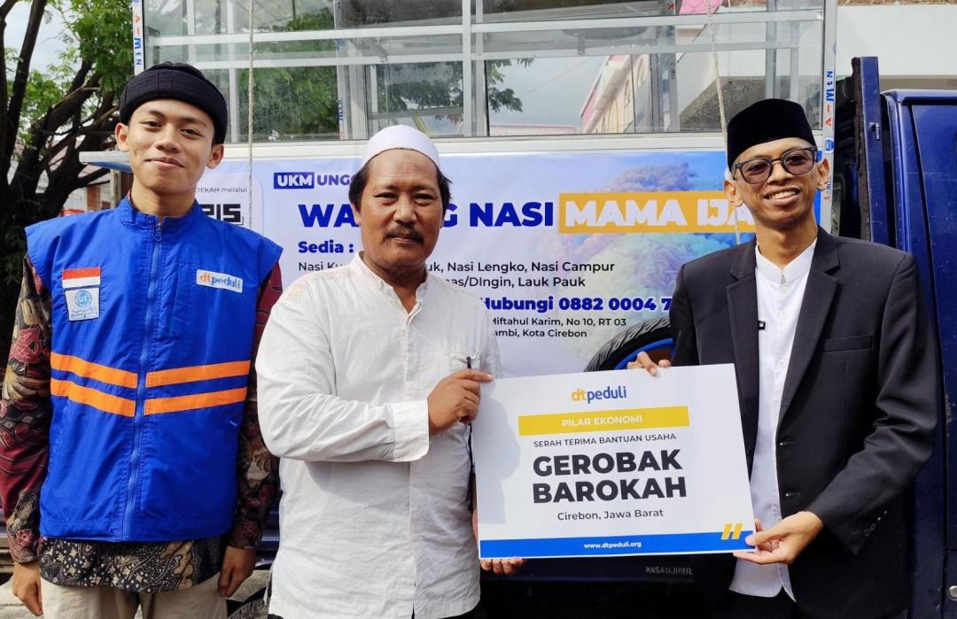Dukung Kemandirian Ekonomi, DT Peduli Salurkan Gerobak Barokah untuk Dua Pelaku UMKM di Cirebon 