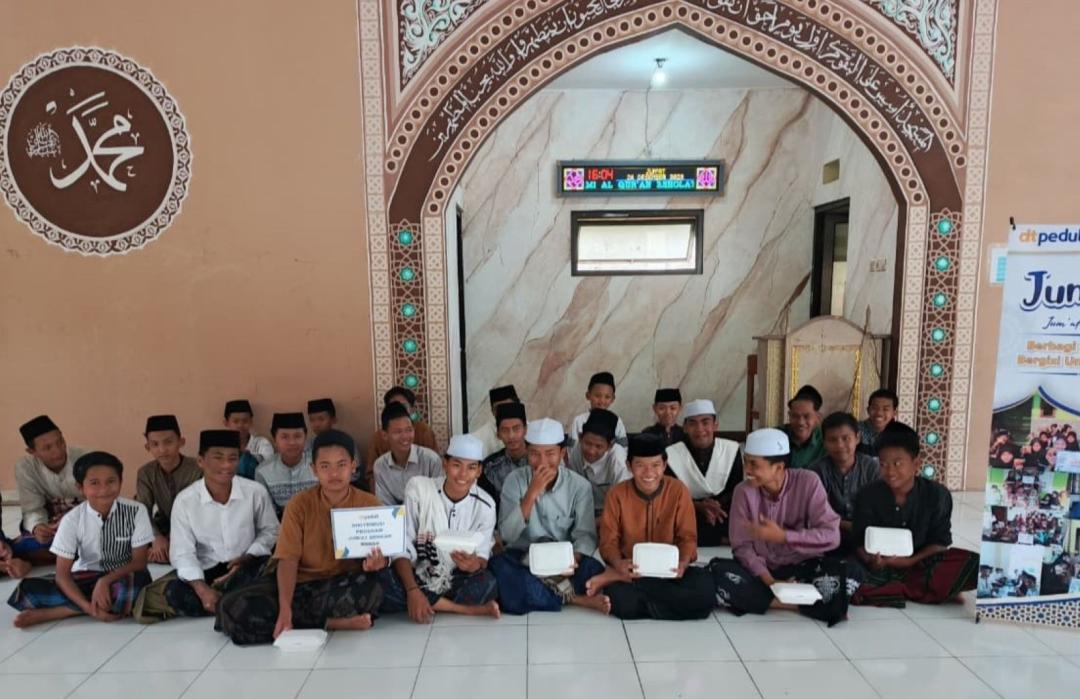 Tutup Tahun dengan Keberkahan, DT Peduli Bogor Salurkan Ratusan Paket Jumat Berkah bagi Santri 