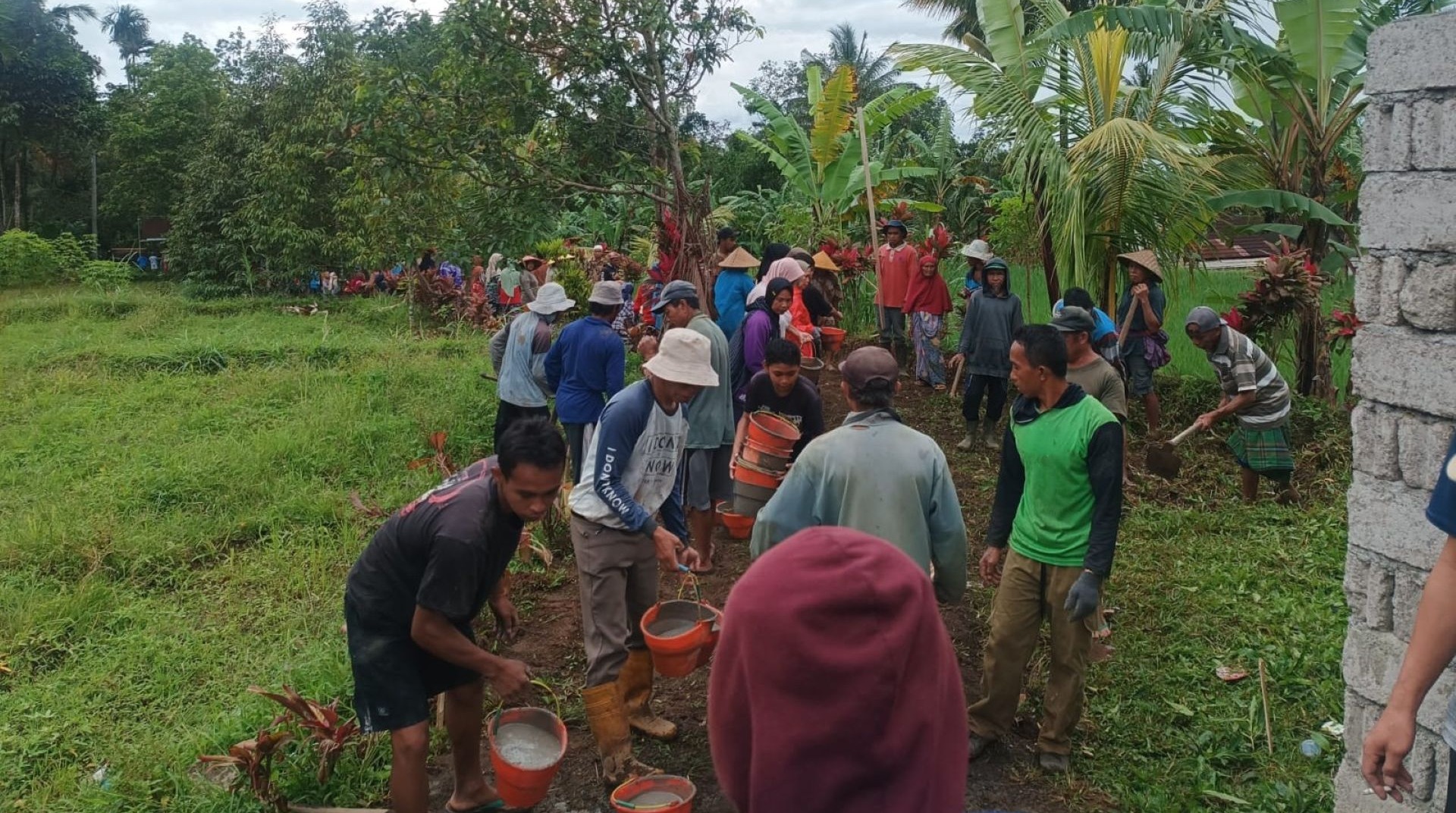 Bahu-membahu Membangun Jalan, DT Peduli dan MPZ Palasmasta Benahi Akses SMA Ash Shiddiq 