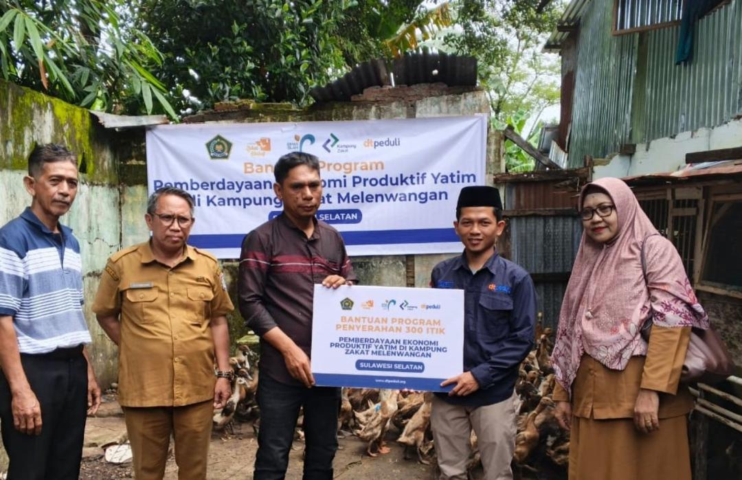 Dorong Kemandirian Ekonomi Yatim, DT Peduli Salurkan 300 Ekor Itik di Kampung Zakat Malewang 