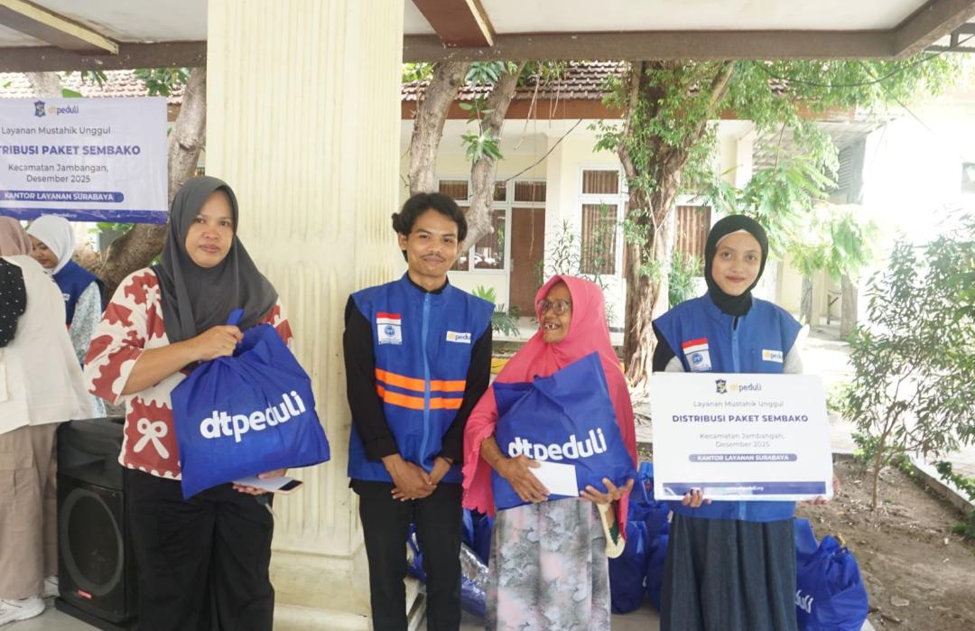 Ringankan Beban Warga, DT Peduli Salurkan Puluhan Paket Sembako di Kelurahan Jambangan 